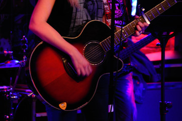 Obraz premium frau mit gitarre und band