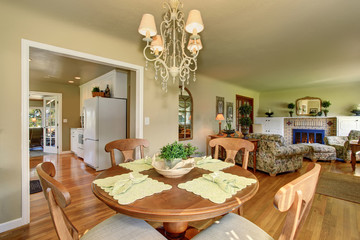 Perfect dinning aea with green place mats.