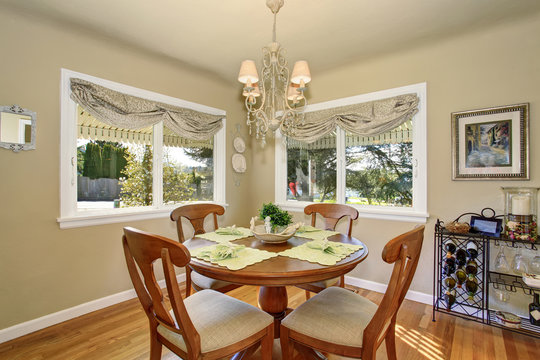 Perfect dinning aea with green place mats.