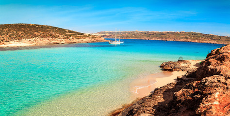 Naklejka premium Błękitna Laguna na wyspie Comino, Malta Gozov