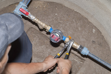 Master connects plumbing fittings