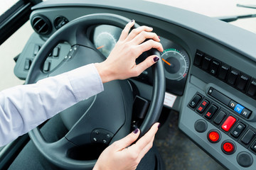 Busfahrer im Bus Cockpit am Lenkrad