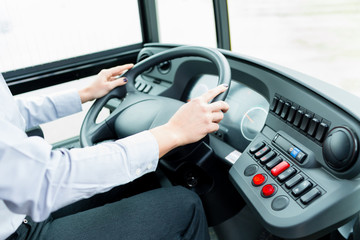 Busfahrer im Bus Cockpit am Lenkrad