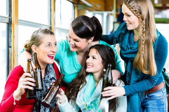Gruppe Leute in Stra&szlig;enbahn Bar feiern