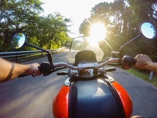 guidando la motocicletta al tramonto. 