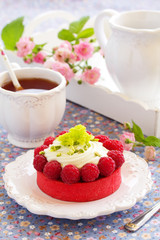 Tartlets with pistachio cream and raspberries.