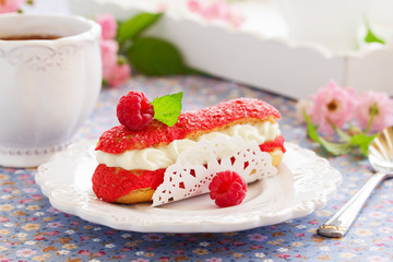 Eclair with strawberries and cream shibust.