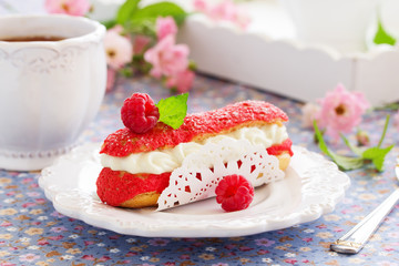 Eclair with strawberries and cream shibust.