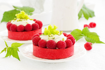 Tartlets with pistachio cream and raspberries.