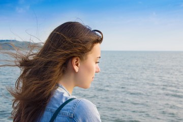 Девушка смотрит на море