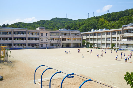 兵庫県西宮市 山間の小学校（名塩小学校）