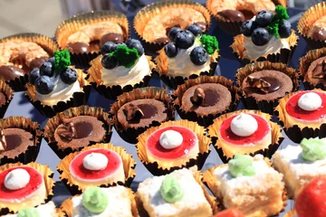 Gordijnen desserts en snoep op tafel. catering © Elroi
