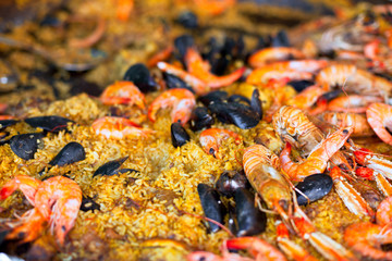 Obraz na płótnie Canvas Traditional paella with seafood in a market