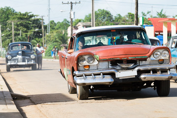 HDR Kuba amerikanische Oldtimer fahren auf der Straße