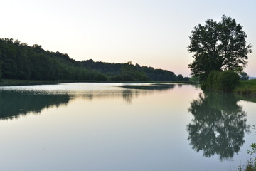 Lumi&egrave;re du cr&eacute;puscule et ses effets sur l'&eacute;tang pr&egrave;s de Champagne