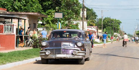 Kuba amerikanischer Oldtimer fährt auf der Straße im Landesinneren