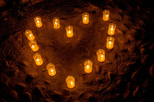 Corazon en la noche hechos con velas en pedraza Castilla y leon. Amor de verano