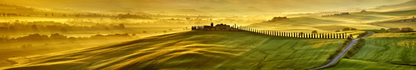 Selbstklebende Fototapete Panoramafotos Hochauflösendes Megapixel-Panorama der toskanischen Hügel