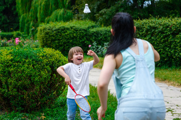 Obraz premium Mother and son playing badminton in the park