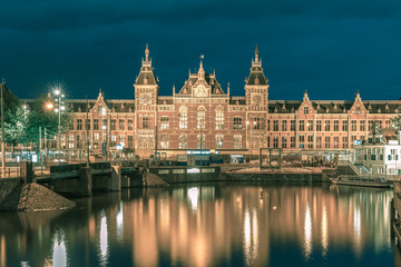 Obraz premium Night Amsterdam canal and Centraal Station