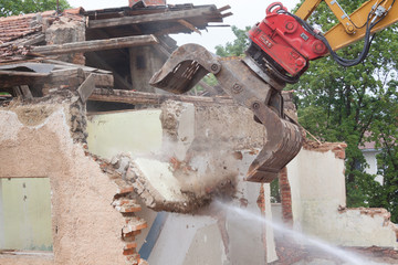 Bagger bricht Mauer ab