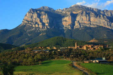 Iglesia y pueblo de "EL Pueyo de Aragu&aacute;s", cerca de A&iacute;nsa y del Parque Nacional de Ordesa y Monte Perdido, campo