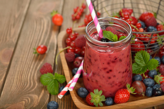 Smoothies with fresh berries