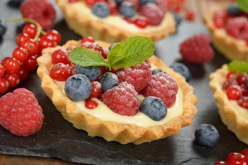 Cake with custard and berries