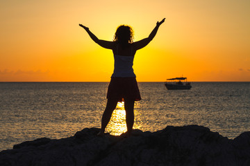 Fototapeta premium Young woman at the beach silhouette