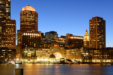 Fototapeta na wymiar Boston Custom House, Rowes Wharf and Financial District skyline at night, Boston, Massachusetts