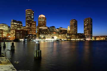 Obraz premium Boston Custom House, Rowes Wharf and Financial District skyline at night, Boston, Massachusetts
