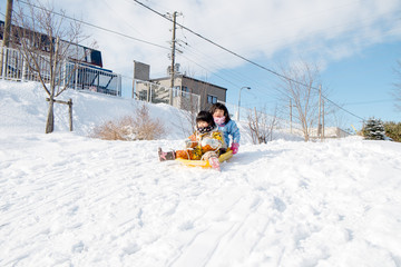 そりで遊ぶ子供達