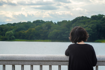 Fototapeta premium 湖と空を眺める女性