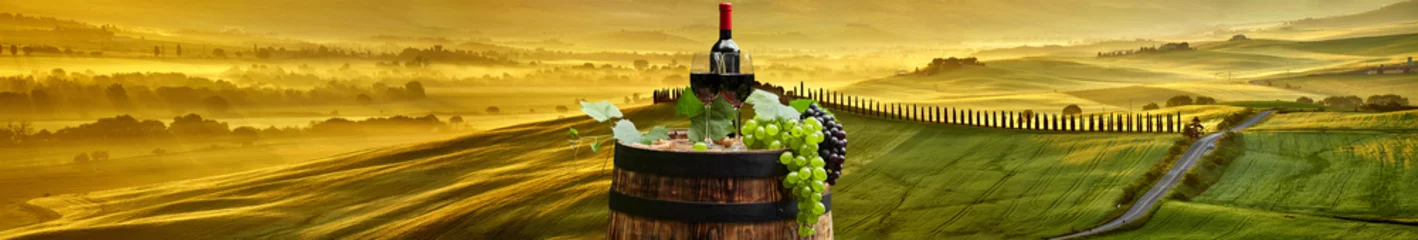 Papier Peint photo Vin Bouteille de vin rouge et verre à vin sur tonneau en bois. Belle Toscane