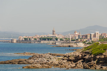 Alghero, Stadt, Altstadt, historische Altstadth&auml;user, K&uuml;ste, K&uuml;stenstrasse, Bucht, Ferienort, Insel, Mittelmeer, Sommer, Sardinien, Italien