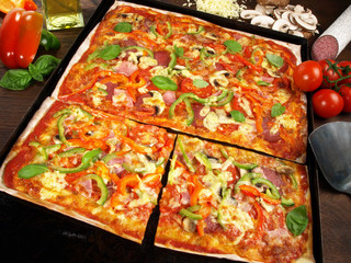 Blechpizza mit Schinken, Salami und Paprika