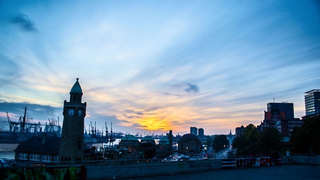 Sonnenuntergang an den Hamburger Landungsbr&uuml;cken