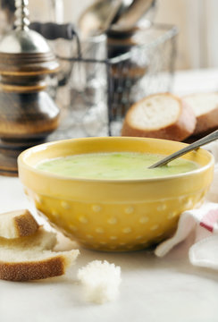Cream soup with potato and green peas
