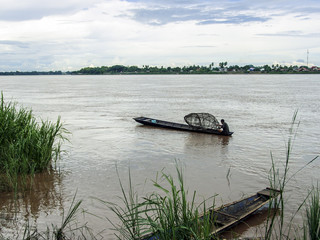 Fischer mit Reuse auf dem Mekong