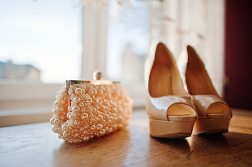  cream bridal shoes and handbag