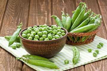 Green peas / Green peas in ceramic bowl on wooden background