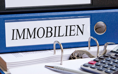 Immobilien - Ordner im Büro