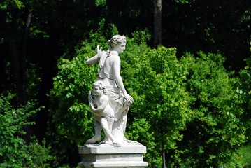 Fototapeta premium Sculptures of Uzutrakis manor on the board of Galves lake