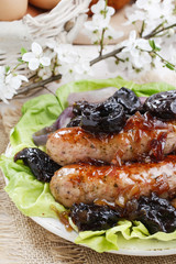 Sausage with plums and onion