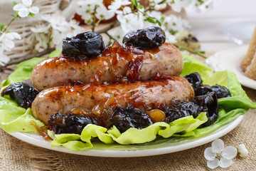 Sausage with plums and onion