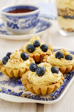 Cupcakes with vanilla cream and blueberries
