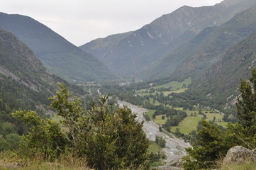 Naklejka premium montañas y rio