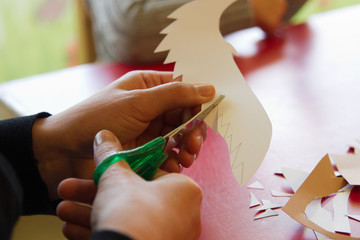 Frau schneidet mit der Schere beim basteln