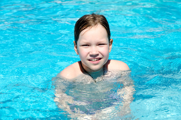 Fototapeta na wymiar Girl in the pool