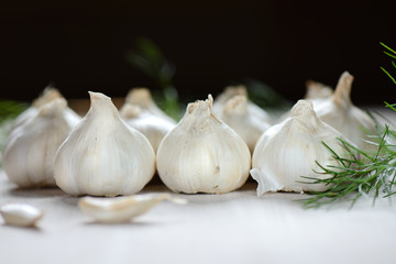 aglio su tavolo bianco